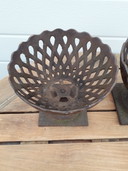 2 Brocante gietijzeren tuinvazen 17 cm hoog