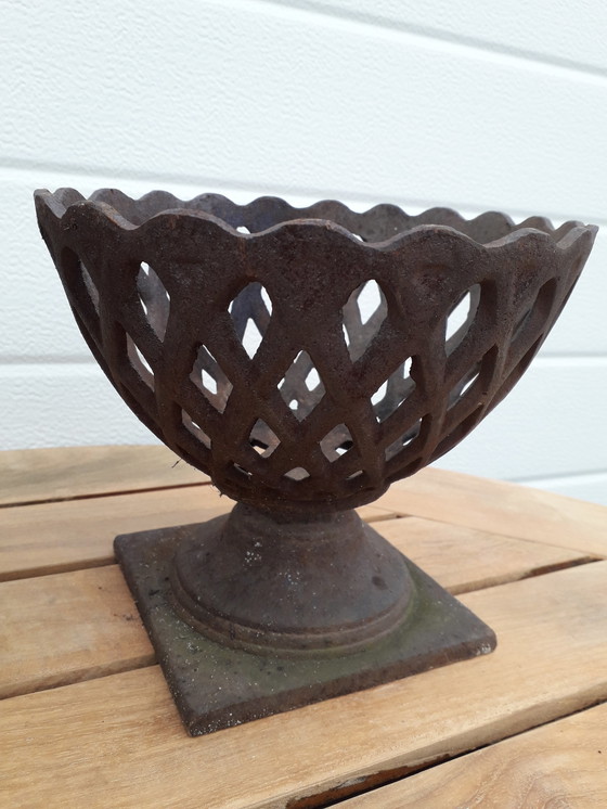 Image 1 of 2 Brocante gietijzeren tuinvazen 17 cm hoog