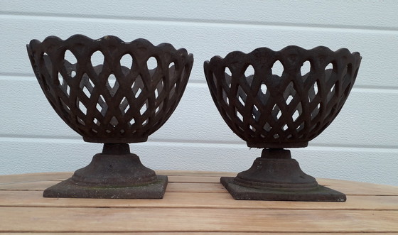 Image 1 of 2 Brocante gietijzeren tuinvazen 17 cm hoog