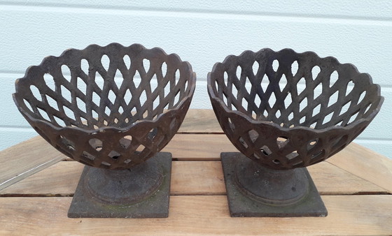 Image 1 of 2 Brocante gietijzeren tuinvazen 17 cm hoog