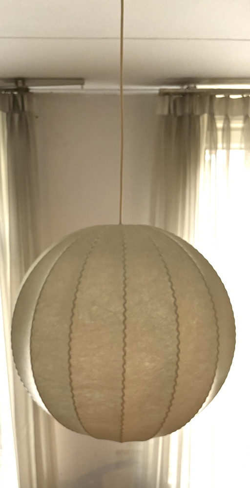  Cocoon lamp van Achille Castiglione voor Flos. Grote bol