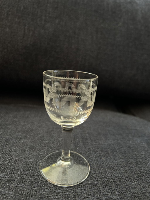 Vintage klein glaasje van geslepen glas