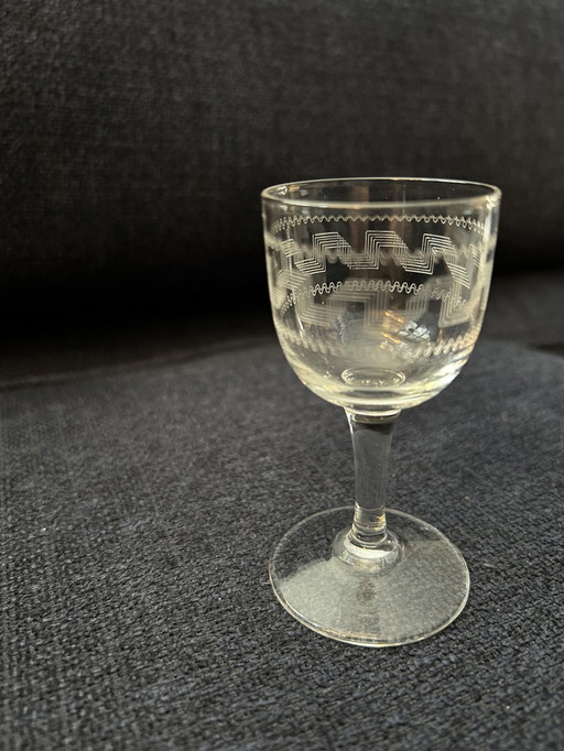 Vintage klein glaasje van geslepen glas