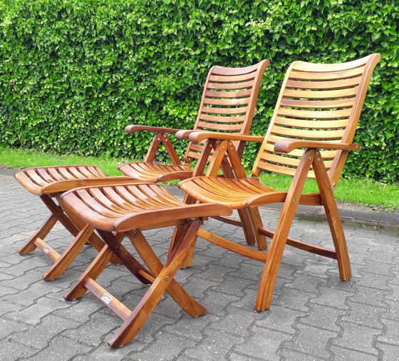 Image 1 of 2 Sunyard Corby teak standenstoelen met voetenbankjes NIEUW