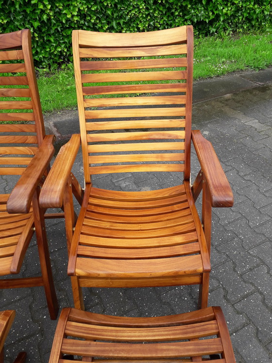 Image 1 of 2 Sunyard Corby teak standenstoelen met voetenbankjes NIEUW