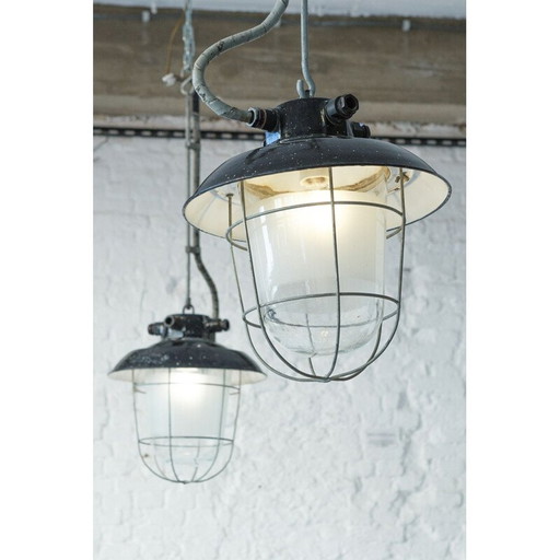 Vintage geëmailleerde hanglamp met glazen bol, Tsjecho-Slowakije 1950