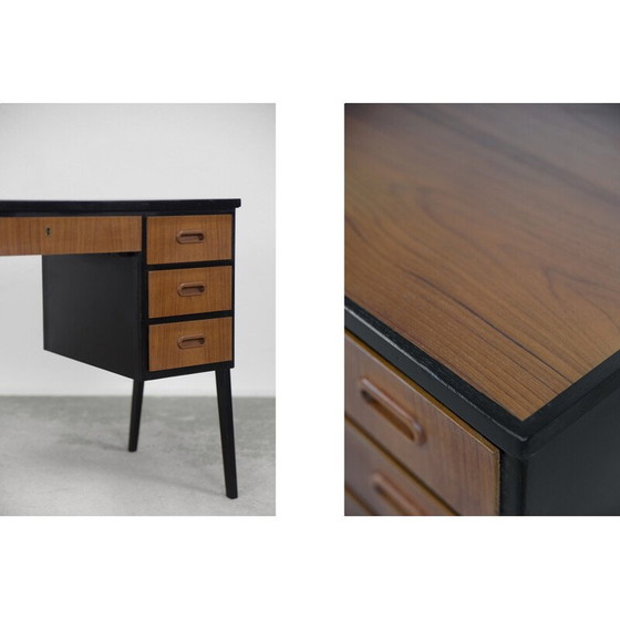 Image 1 of Vintage goudbruin teakhouten bureau, Zweden 1960