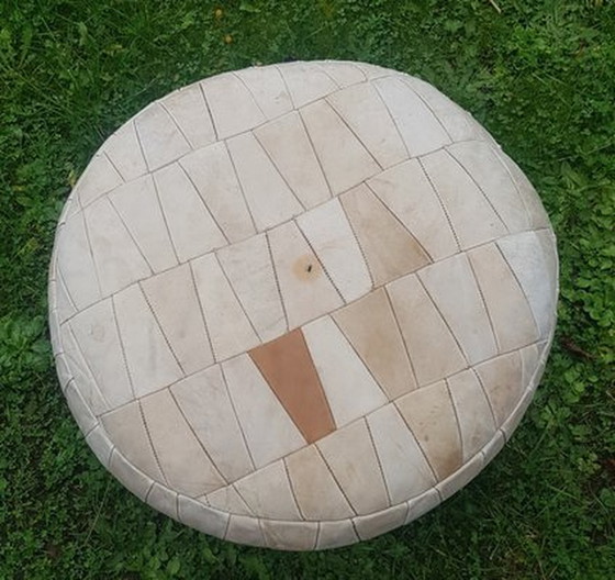 Image 1 of Poef met patchworklederen bekleding en een opbergvak aan de binnenkant.