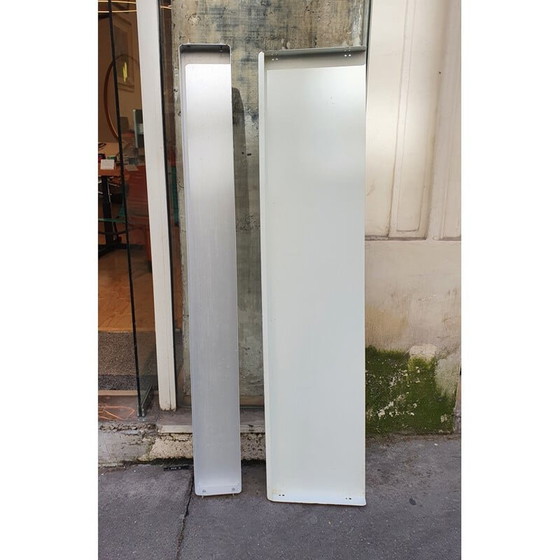 Image 1 of Paar vintage planken van wit gelakt metaal en roestvrij staal, geselecteerd door Charlotte Perriand, 1965