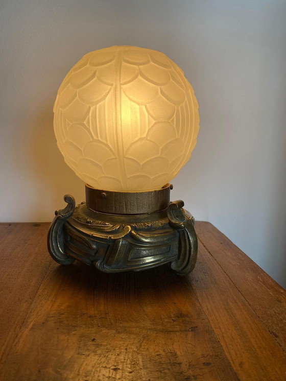 Image 1 of Bronzen en glazen Art Deco lamp.