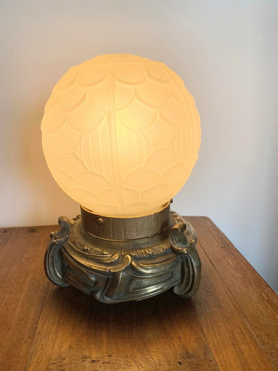 Image 1 of Bronzen en glazen Art Deco lamp.