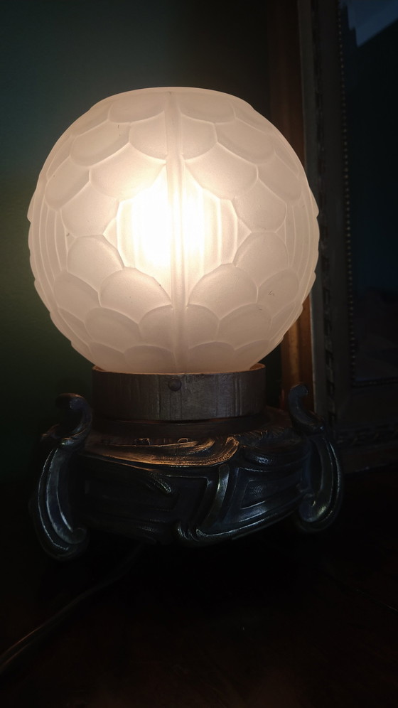 Image 1 of Bronzen en glazen Art Deco lamp.