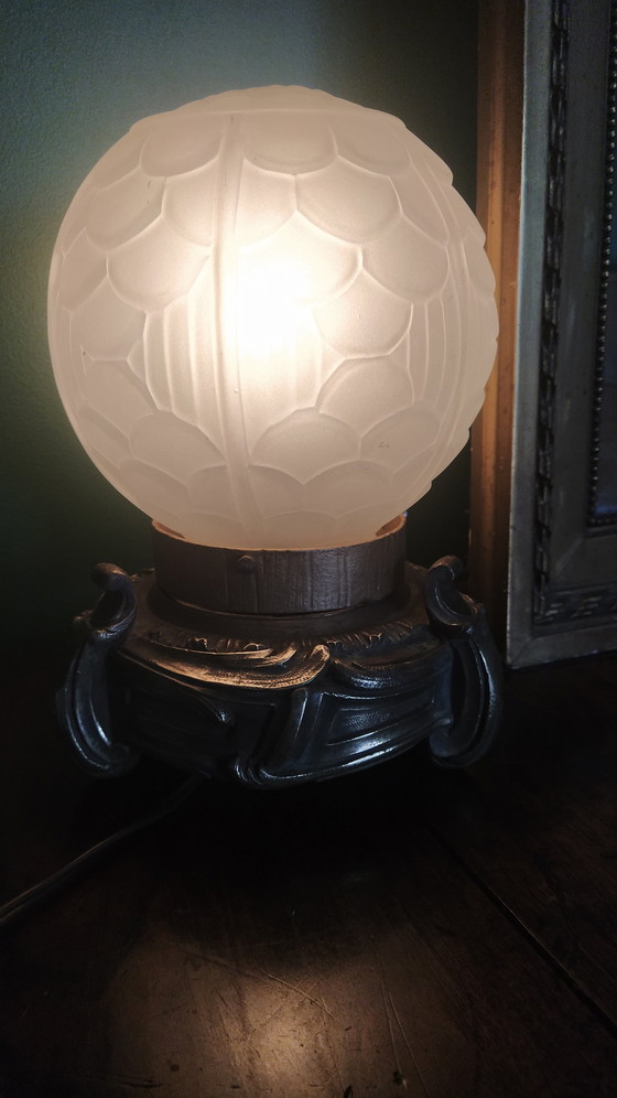 Image 1 of Bronzen en glazen Art Deco lamp.