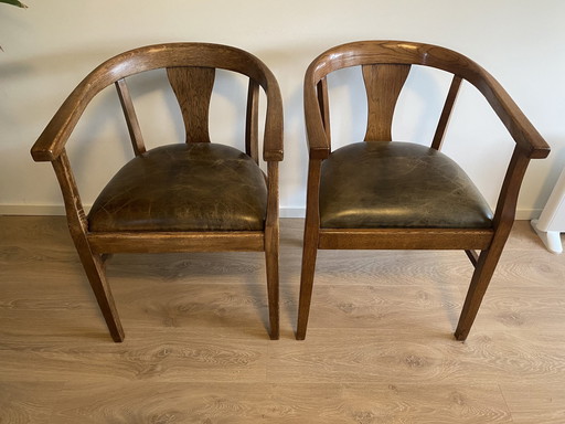 Twee Identieke Art Deco Bureaustoelen Met Lederen Zitvlak