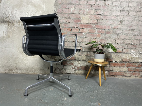 Image 1 of Vitra Aluminium stoel EA 108 bureaustoel van Charles & Ray Eames Hopsak zwart