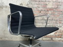 Vitra Aluminium stoel EA 108 bureaustoel van Charles & Ray Eames Hopsak zwart