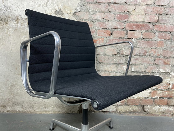 Image 1 of Vitra Aluminium stoel EA 108 bureaustoel van Charles & Ray Eames Hopsak zwart