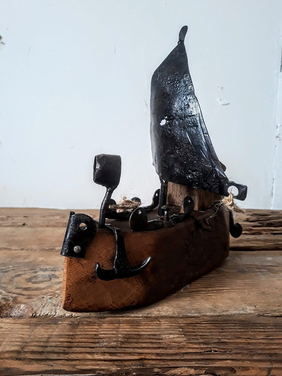 Image 1 of Janusz Czajkowski - Sculptuur, Boot - 26 Cm - Staal, Hout, Stuk Touw