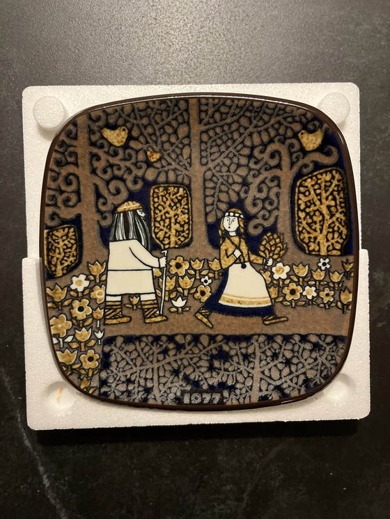 Image 1 of Arabia Finland Jaarbord / Annual Plate 1977 In Originele - Maar Ietwat Beschadigde - Doos. Ontwerp / Design: Raija Uosikkinen