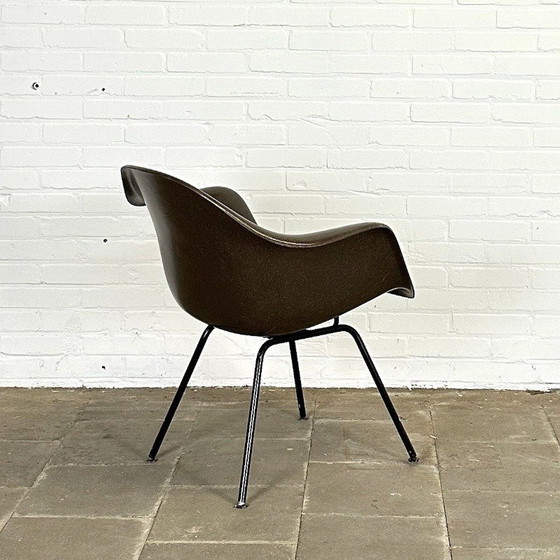 Image 1 of Charles & Ray Eames DAR Fiberglass Armchair van Herman Miller