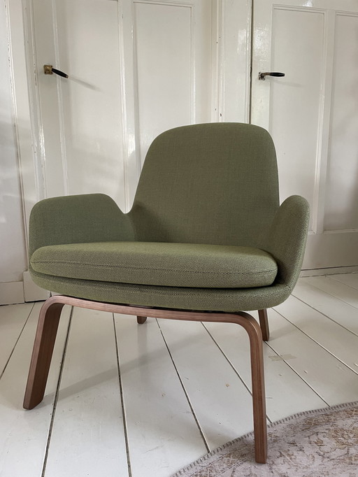 Normann Copenhagen Fauteuil, Donkergroen Met Walnotenhouten Poten