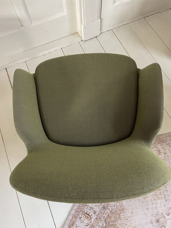 Image 1 of Normann Copenhagen Fauteuil, Donkergroen Met Walnotenhouten Poten