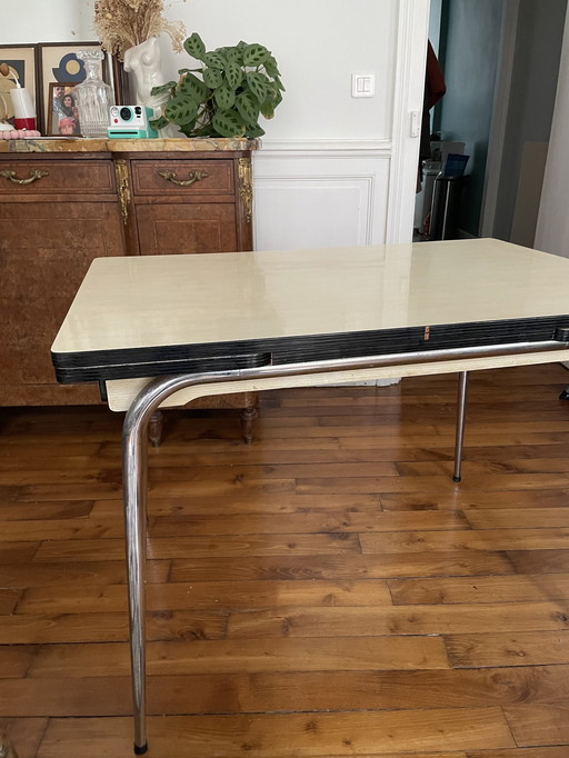 Uitschuifbare formica tafel