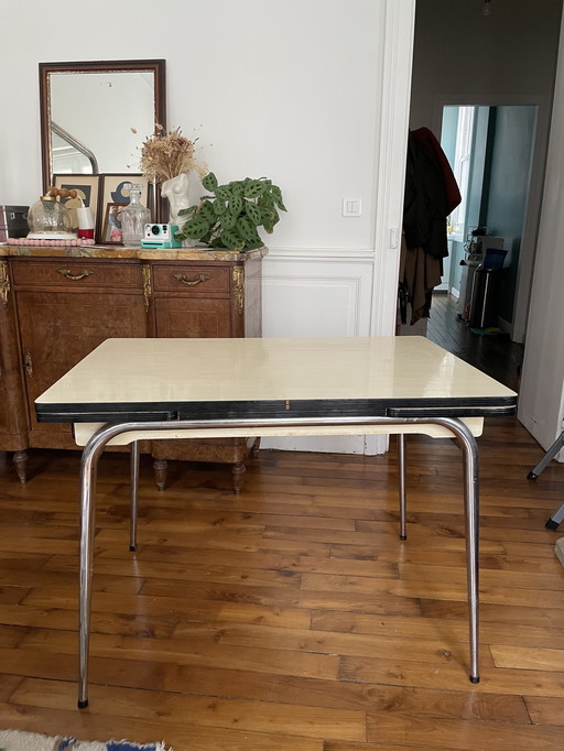 Uitschuifbare formica tafel