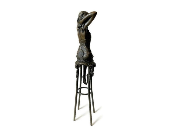 Image 1 of Bronzen Beeld Elegante Dame Op Barkruk