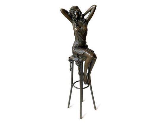 Image 1 of Bronzen Beeld Elegante Dame Op Barkruk