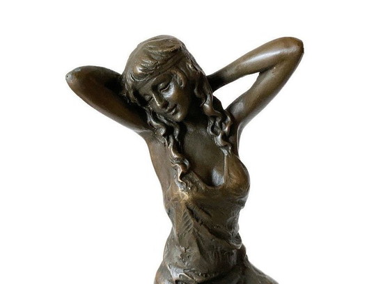 Image 1 of Bronzen Beeld Elegante Dame Op Barkruk