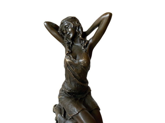 Image 1 of Bronzen Beeld Elegante Dame Op Barkruk