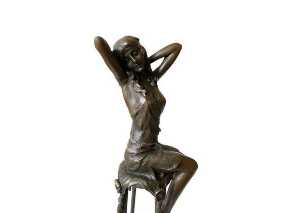 Image 1 of Bronzen Beeld Elegante Dame Op Barkruk