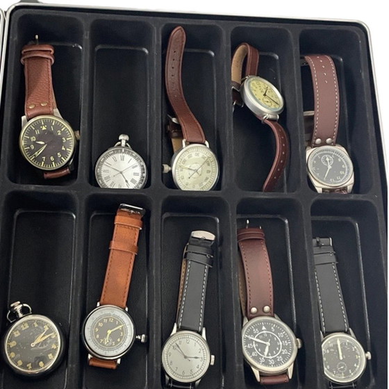 Image 1 of WOII - Collectie van 20 horloges - Inclusief alle papieren en vitrines - Nieuw - Atlas collectie