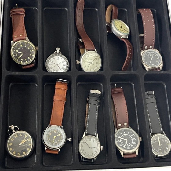 Image 1 of WOII - Collectie van 20 horloges - Inclusief alle papieren en vitrines - Nieuw - Atlas collectie