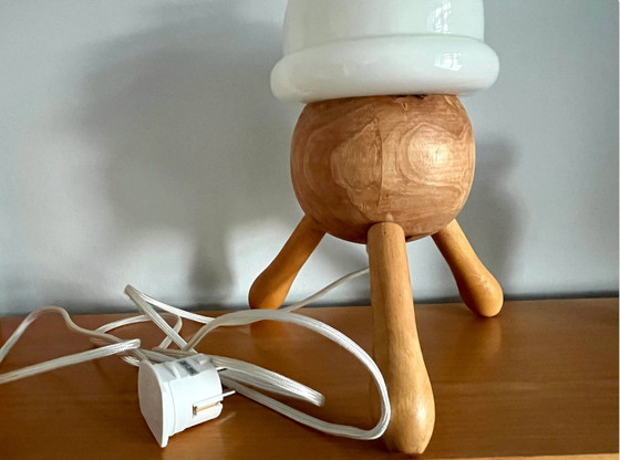 Image 1 of Eiken driepoot tafellamp met witte opaal glazen stolp, Zweden, vintage 1970