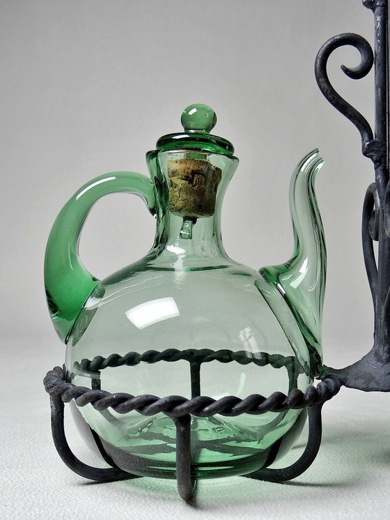 Image 1 of Vintage geblazen glazen olie en azijn Cruet op smeedijzeren standaard