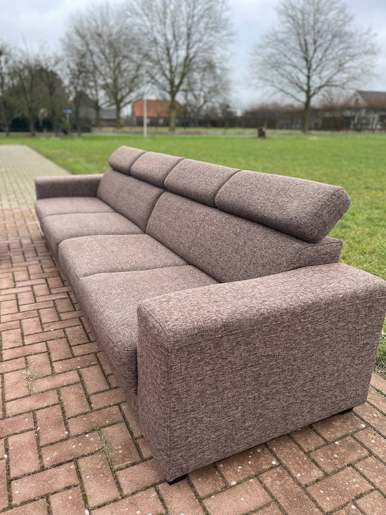 Image 1 of Grote stoffen bruine 4-zitsbank + hocker