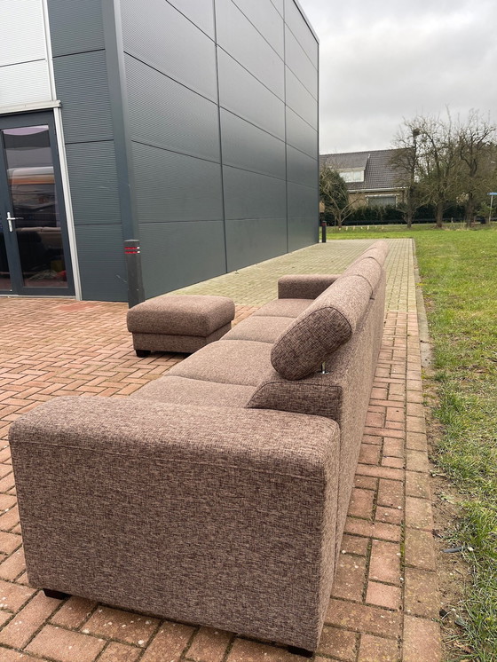 Image 1 of Grote stoffen bruine 4-zitsbank + hocker