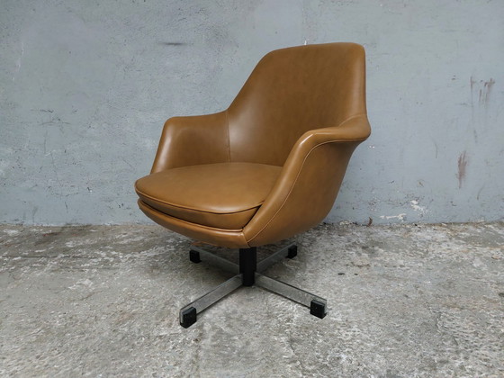 Image 1 of Vintage mid-century swivel design armchair
