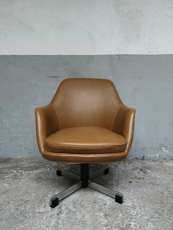 Image 1 of Vintage mid-century swivel design armchair