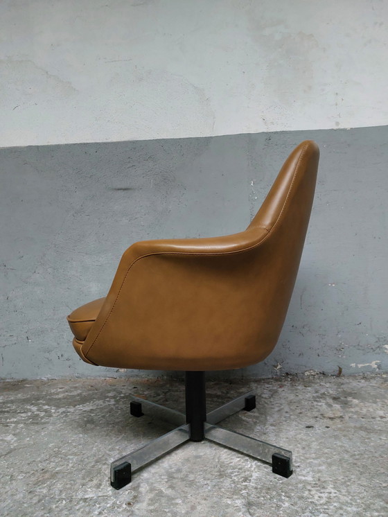 Image 1 of Vintage mid-century swivel design armchair