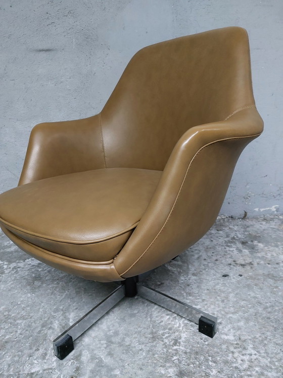 Image 1 of Vintage mid-century swivel design armchair