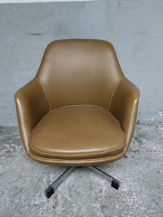 Image 1 of Vintage mid-century swivel design armchair
