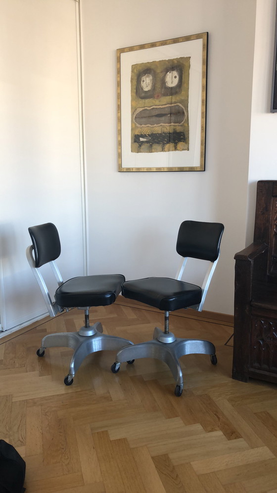 Image 1 of Twee vintage Emeco stoelen uit de jaren 50