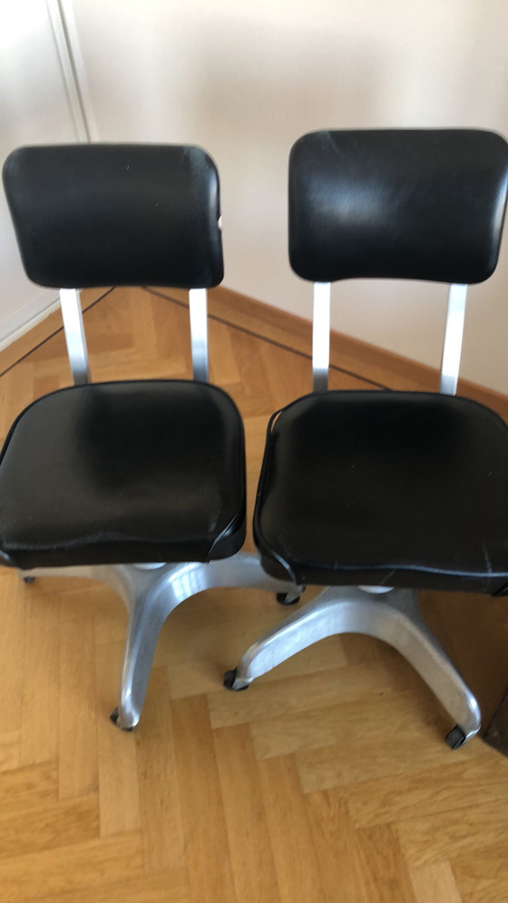 Image 1 of Twee vintage Emeco stoelen uit de jaren 50