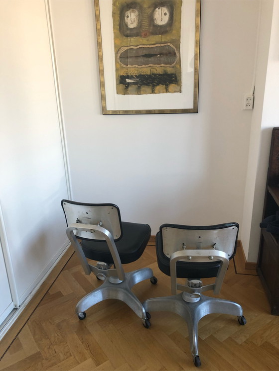 Image 1 of Twee vintage Emeco stoelen uit de jaren 50