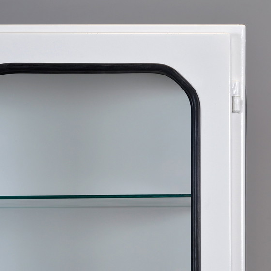 Image 1 of Gerestaureerde Vintage medische kast van IJzer en Glas , jaren 70