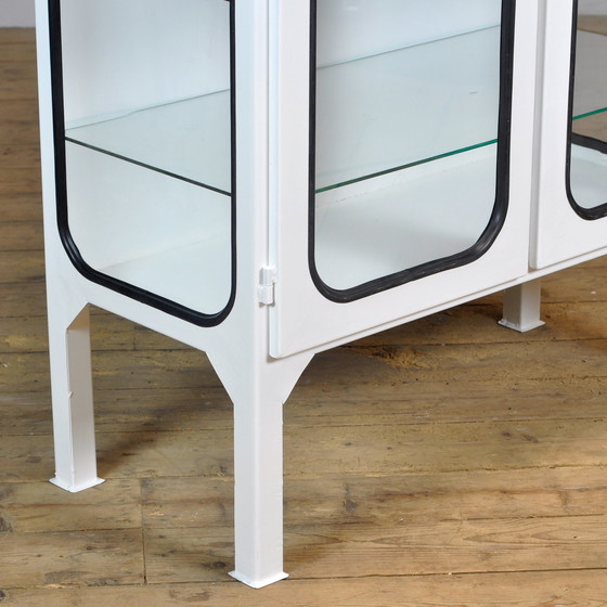 Image 1 of Gerestaureerde Vintage medische kast van IJzer en Glas , jaren 70