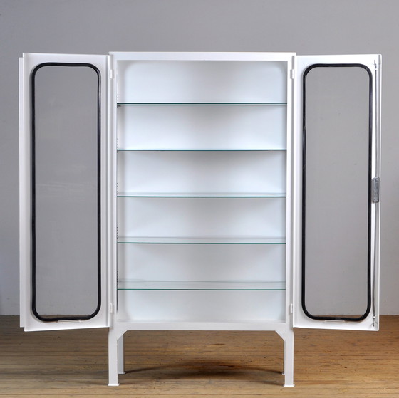 Image 1 of Gerestaureerde Vintage medische kast van IJzer en Glas , jaren 70